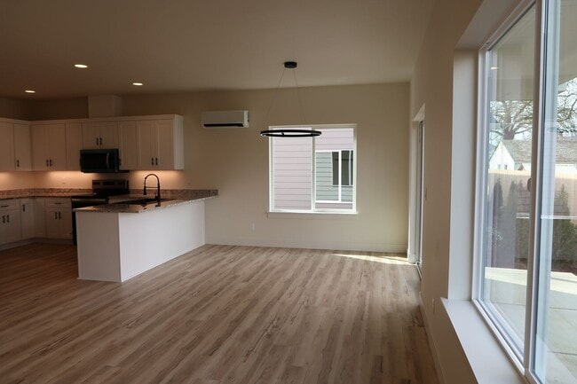 Building Photo - Seven Oaks Luxury Duplexes - New, Light, Bright, and Spacious!!