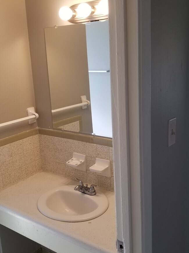 Building Photo - 1287-89 Halcomb ln Memphis, TN. 38127