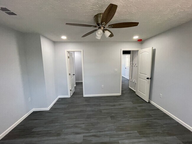 Building Photo - 112 Parker Village Cir