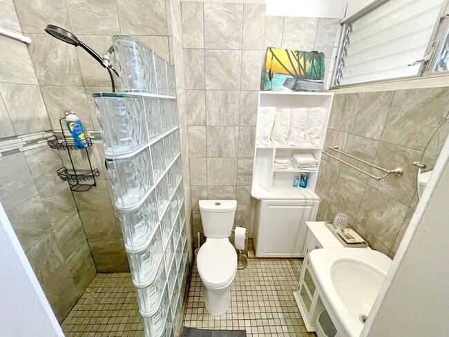Building Photo - 2 Bedroom 2 Bathroom Condo - Hawai‘i Charm...
