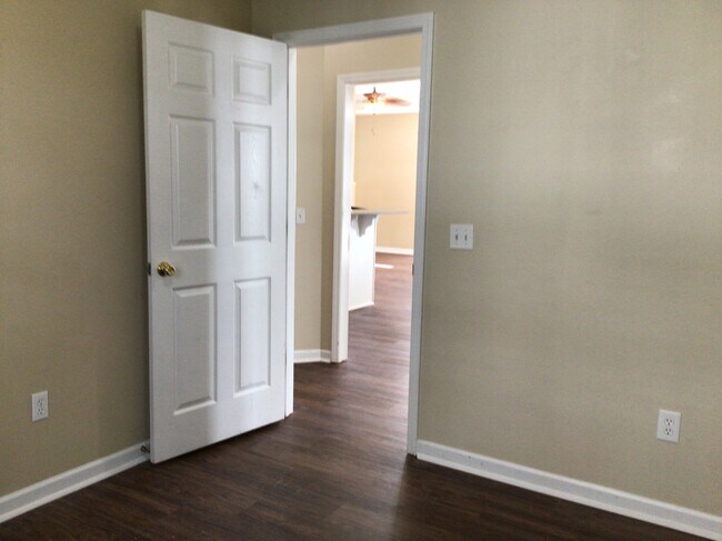 Building Photo - 303 Stallion Rd