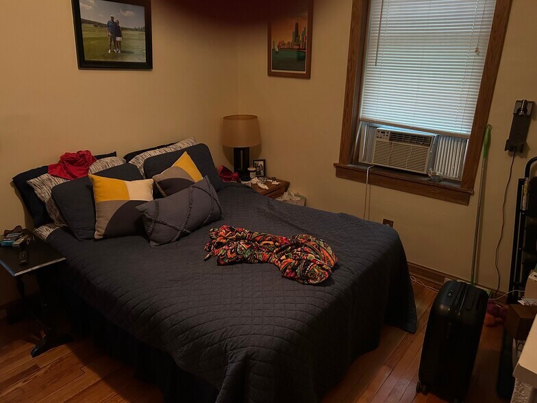 Building Photo - 541 W Wrightwood Ave