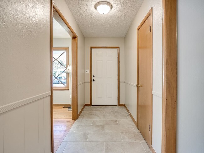 Building Photo - 908 Birch Dr