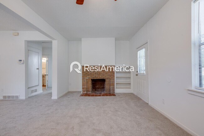 Building Photo - Charming 3-Bedroom 2 bath available now