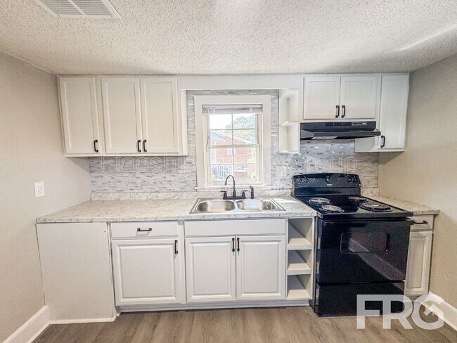 Building Photo - 600 Howell St