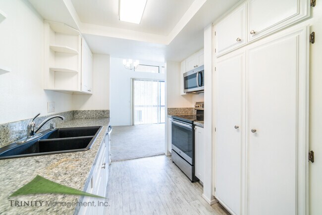 Building Photo - 2564 Navarra Dr