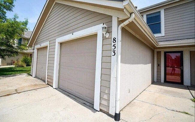 Building Photo - 853 E 167th Ct