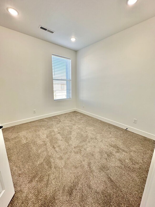 Building Photo - PET FRIENDLY!! HURRICANE TOWNHOME! END UNIT!