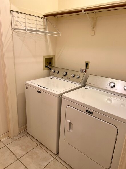 Building Photo - 6600 E Oak St