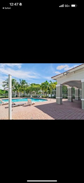 Building Photo - 2615 SW 81st Ter