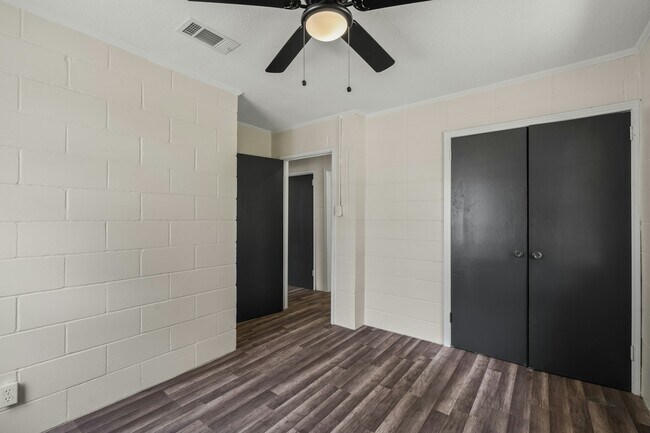 Building Photo - 21 Kings Ct