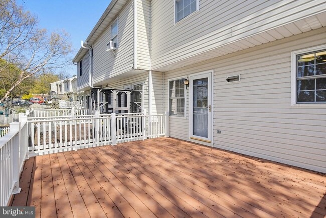 Building Photo - 206 N Towne Ct