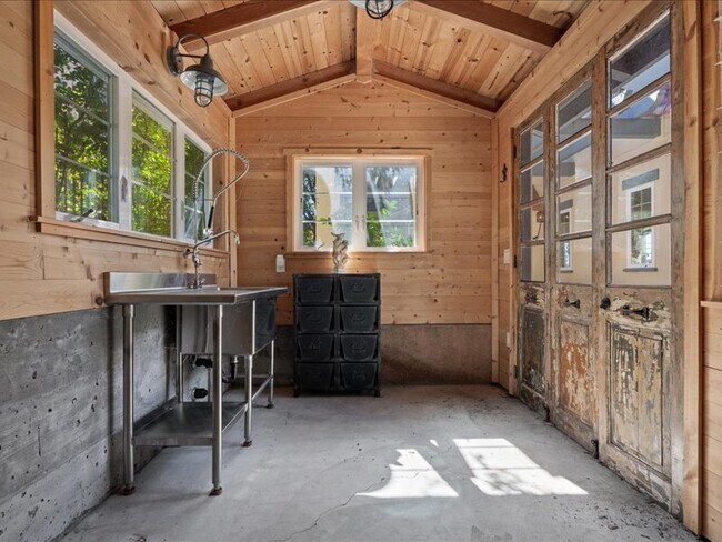 Building Photo - 265 Clear Ridge Dr