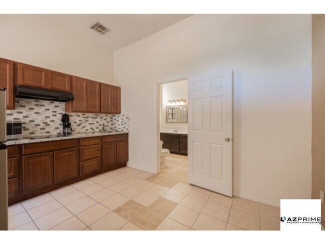 Building Photo - $500 OFF FIRST MONTH'S RENT MOVE IN SPECIA...