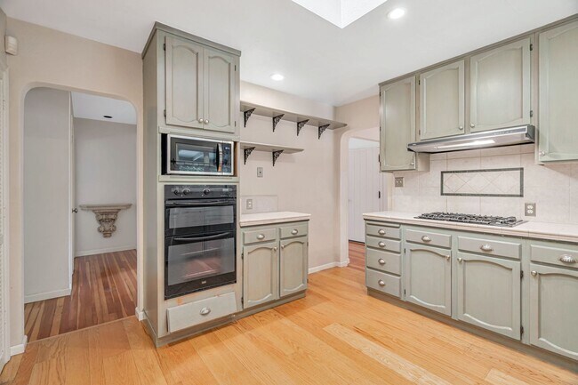 Building Photo - 3BD/2BA Home | Central A/C | 2-Car Garage | Top Schools