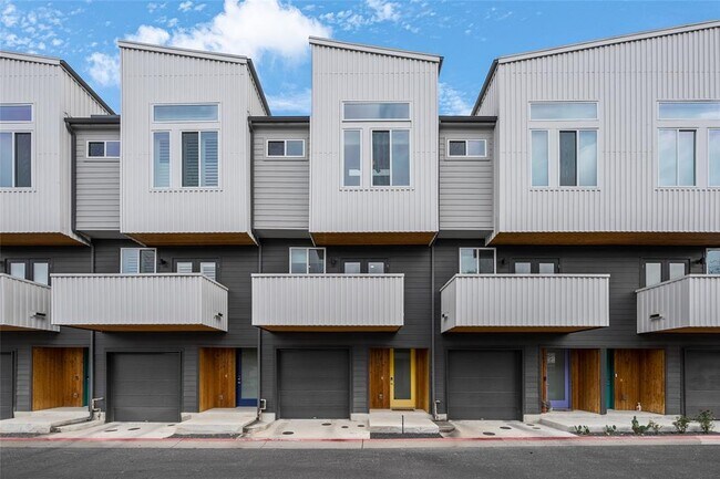 Building Photo - 814 N Bluff Dr