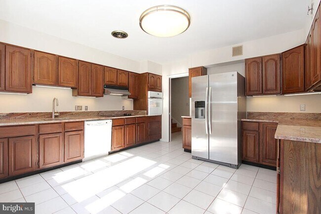 Building Photo - 6220 Robinwood Rd