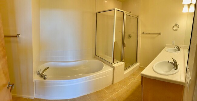 Master bath, soaker tub - 21 Canyon View