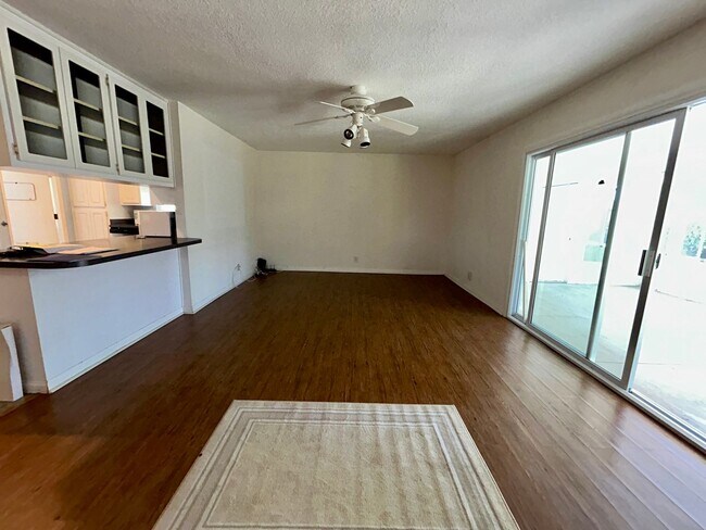 Building Photo - 4 Bed / 2 Bath Home for Rent in Huntington Beach