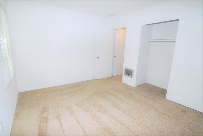 Building Photo - 2nd Floor 2 Bedroom Condo in Gated Communi...