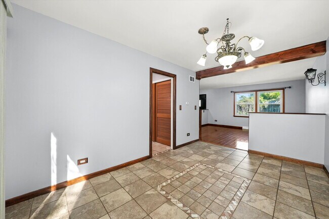 Building Photo - Updated Grayslake Home with Sunroom and Fl...