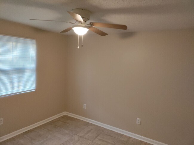 Building Photo - Single Family Home 5 BR / 2 Bath