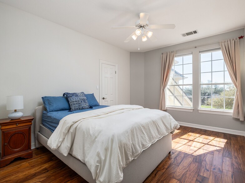 Building Photo - 9805 Big View Dr