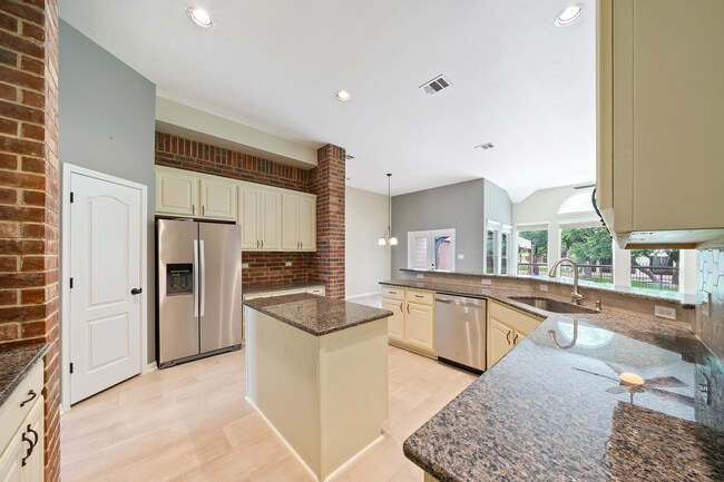 Building Photo - Spacious 4-Bed Luxury Home with Chef’s Kitchen, Fenced Yard, and 3,528 sq ft in Helotes