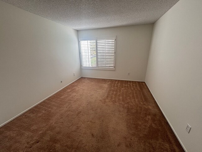 Building Photo - 2 Bedroom Condo for Rent in Newhall!