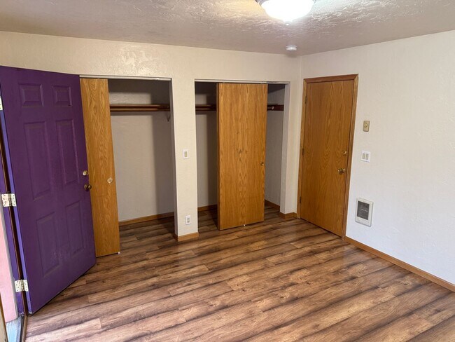 Building Photo - Updated 2 bedroom 1.5 bath duplex!