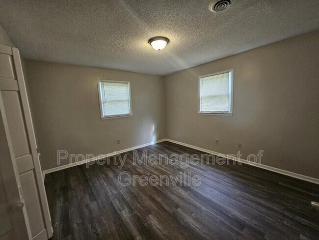 Building Photo - 510 Woodside Ln