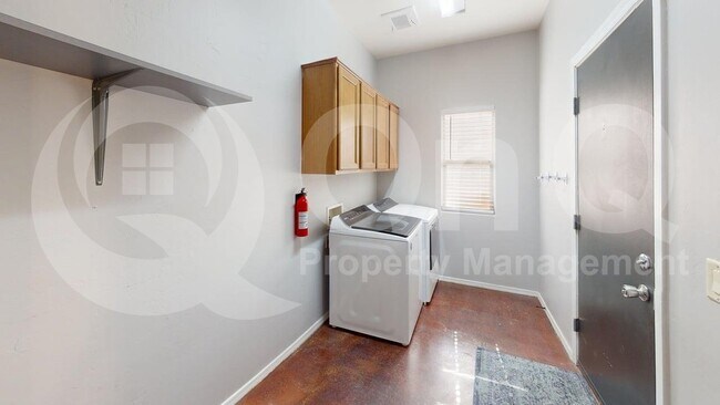 Building Photo - 1419 W Red Creek Dr