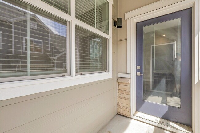 Building Photo - $2,775 - 3 Bed, 3 Bath Condo in Aurora wit...