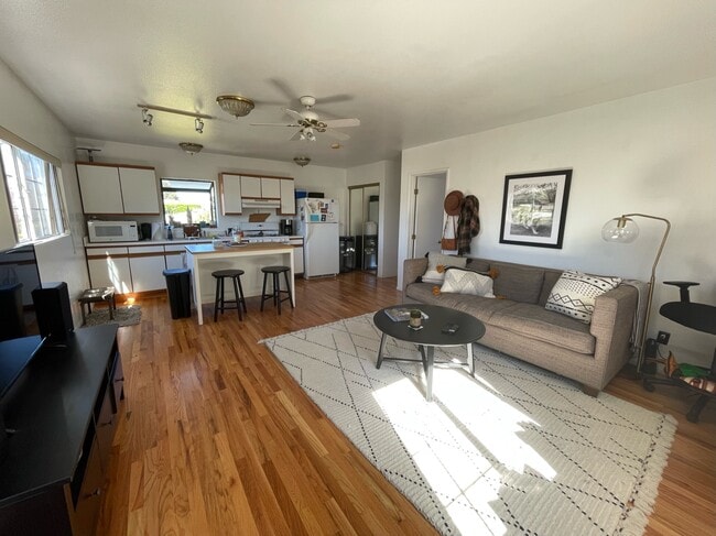 Open floor plan - living room and kitchen - 3720 Louisiana St