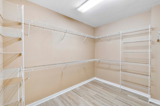 Building Photo - LARGE 3-bed, 3-bath townhome with 2-car ga...