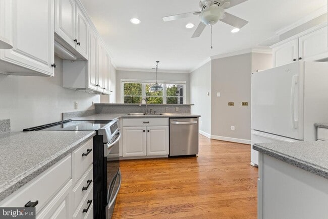 Building Photo - 8237 Hickory Dr