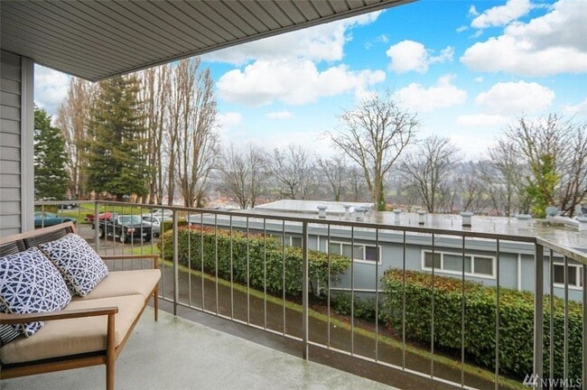 Building Photo - 2562 Thorndyke Ave W