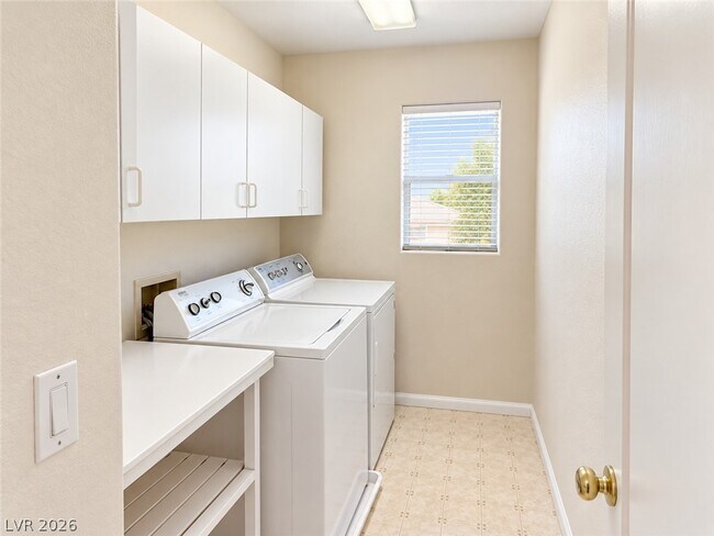 Building Photo - 753 Anacapri St