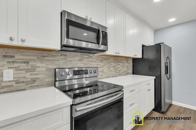 Building Photo - Charming 3-Bed Oasis with 2 Full Baths in Sacramento's Serene Pocket Neighborhood
