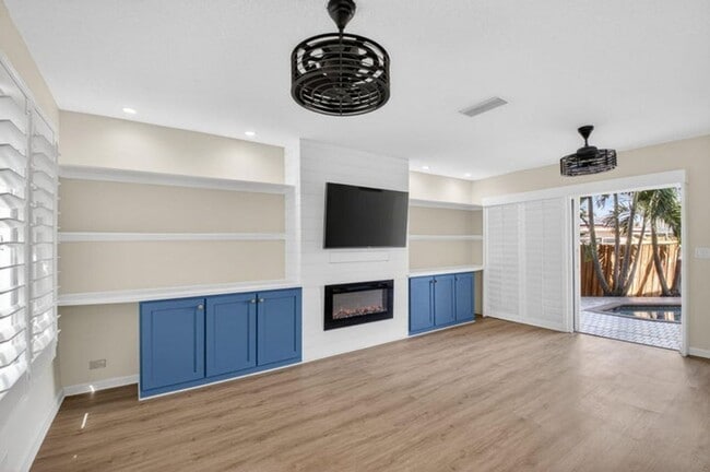 Building Photo - 4517 NW 5th Ave