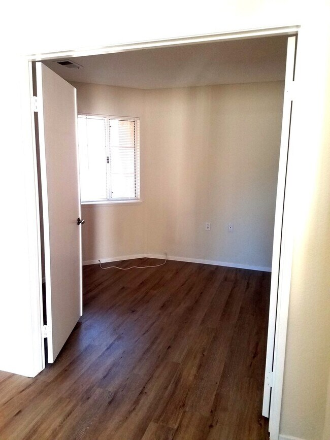 Building Photo - Charming 2 bed 2 bath in west side of Heme...