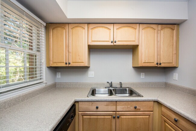 Building Photo - Charming 2BD/1BA Townhouse at Cotswold!