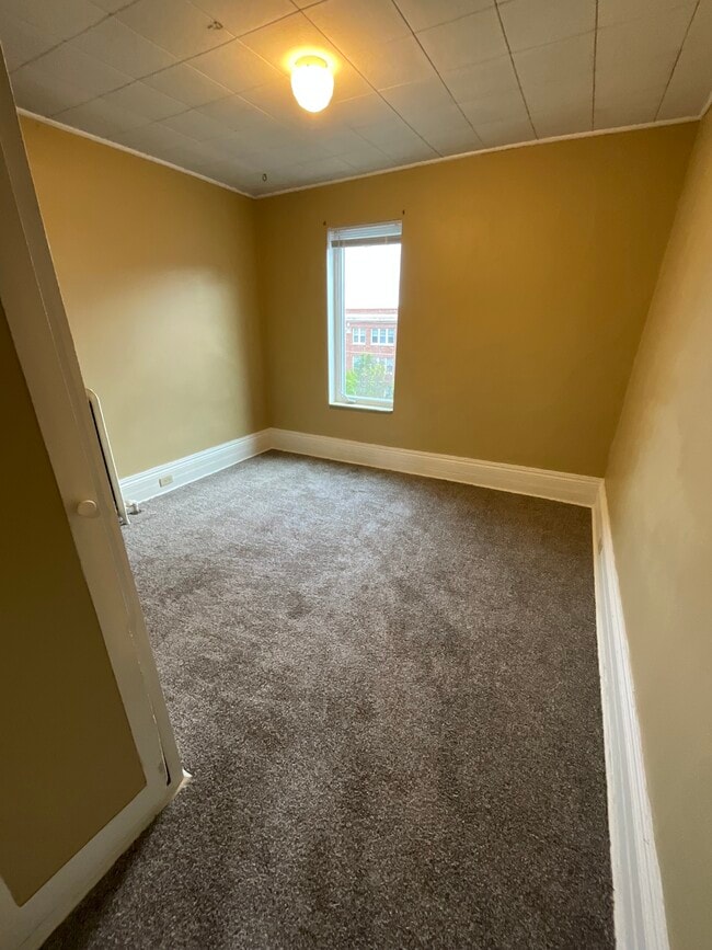 Building Photo - 1324 E 2nd St