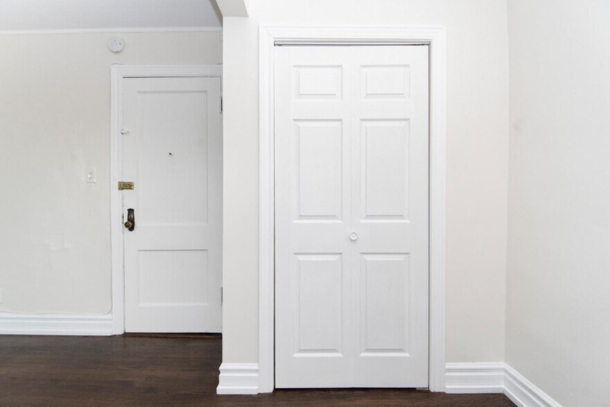 Building Photo - 3346 N Marshfield Ave