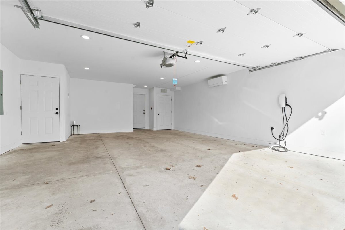 Building Photo - 1440 Lakepointe St