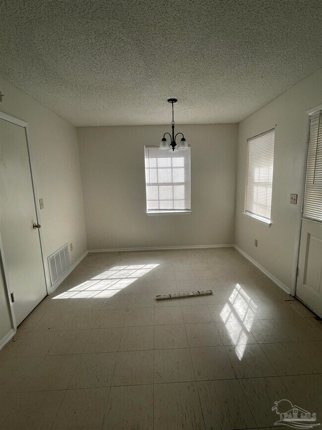 Building Photo - 1121 Lake Dr