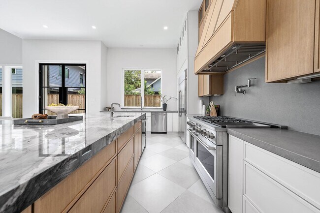 Building Photo - 408 W 30th St