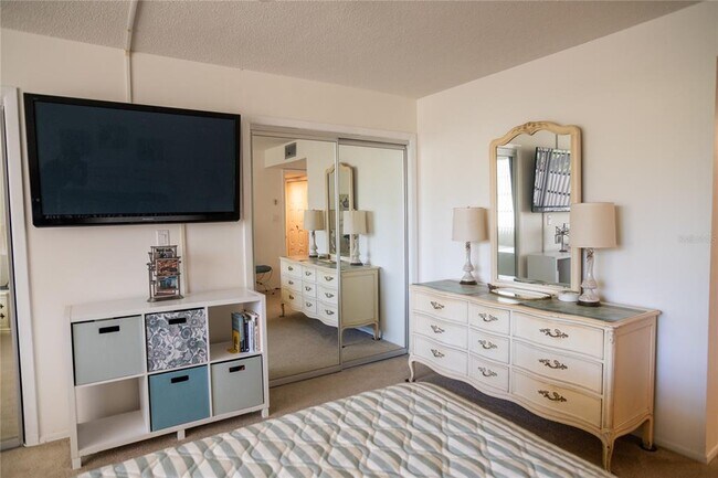 Building Photo - 2630 Pearce Dr