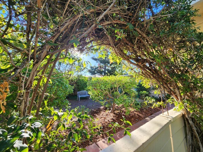 Building Photo - Charming three-bedroom, two-bath home in Midtown Palo Alto.