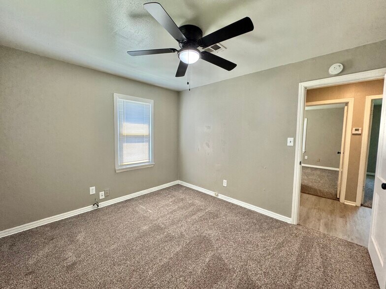 Building Photo - 252 E Coe Dr